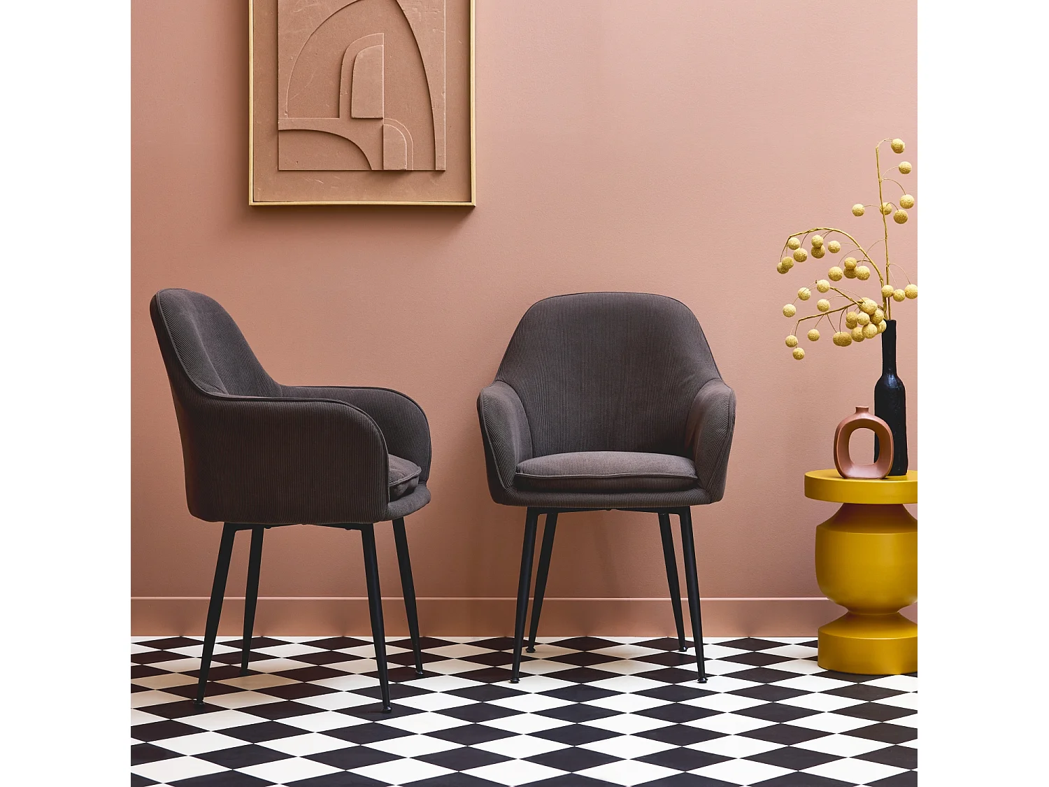 Lot de 2 fauteuils en velours côtelé gris foncé et pieds en métal noir mat. L 57 x P 59 x H 84.5