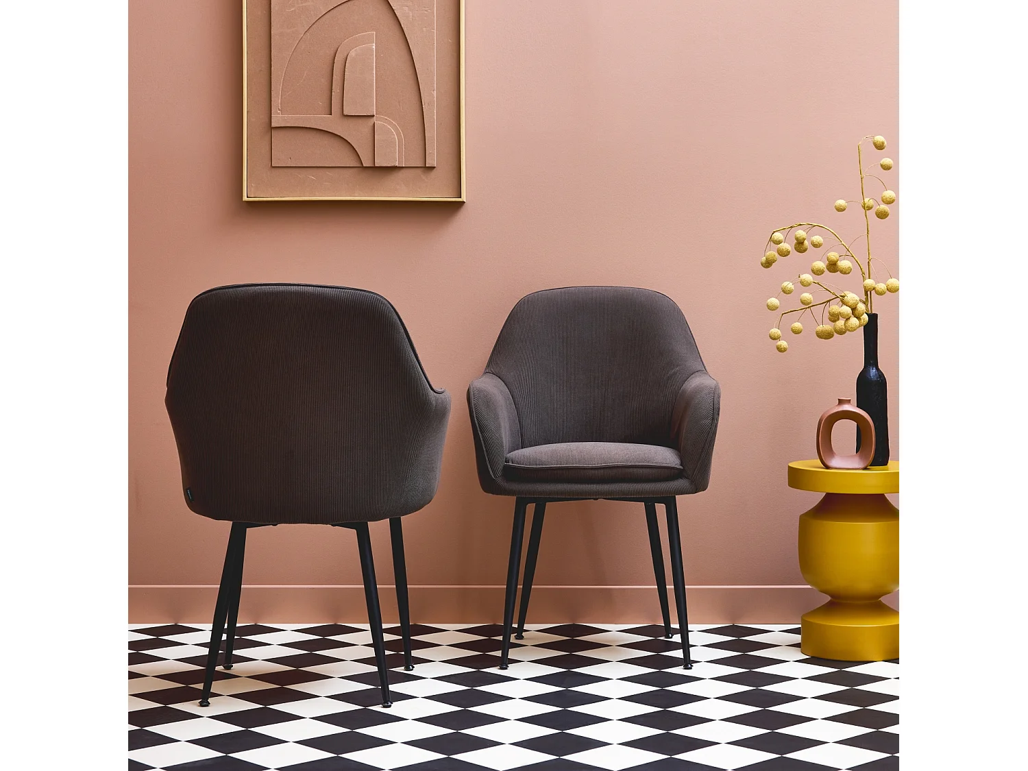 Lot de 2 fauteuils en velours côtelé gris foncé et pieds en métal noir mat. L 57 x P 59 x H 84.5