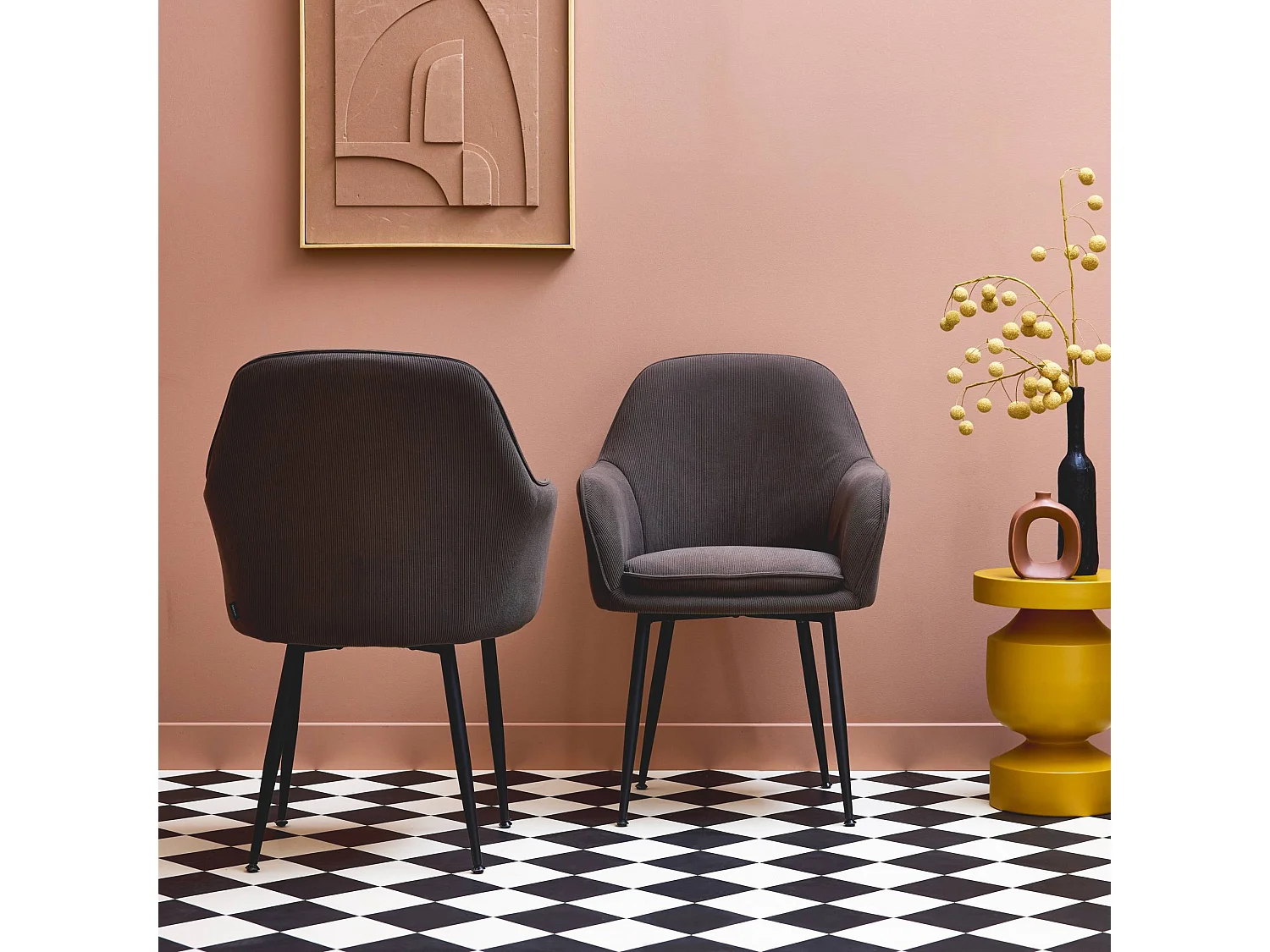 Lot de 2 fauteuils en velours côtelé gris foncé et pieds en métal noir mat. L 57 x P 59 x H 84.5