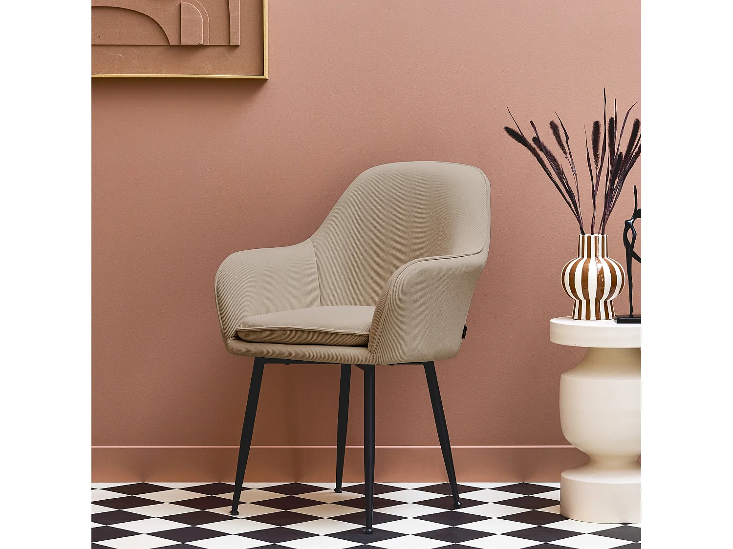 Fauteuil en velours côtelé beige et pieds en métal noir mat. L 57 x P 59 x H 84.5