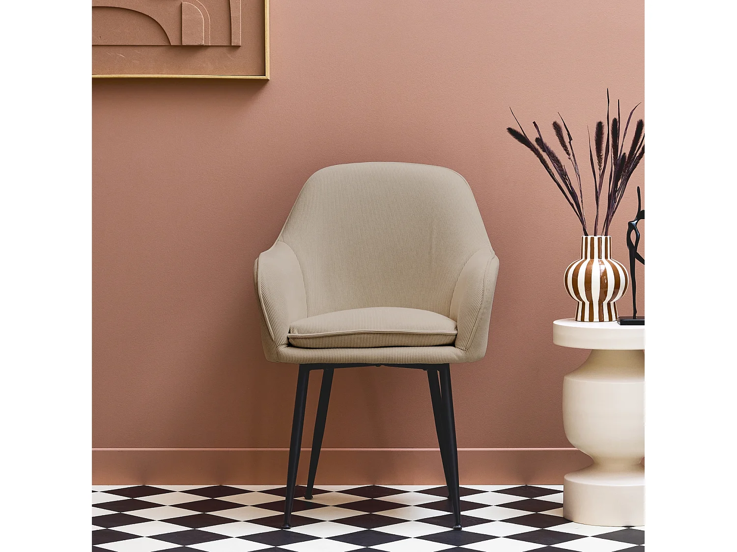 Poltrona in velluto a coste con gambe in metallo, beige