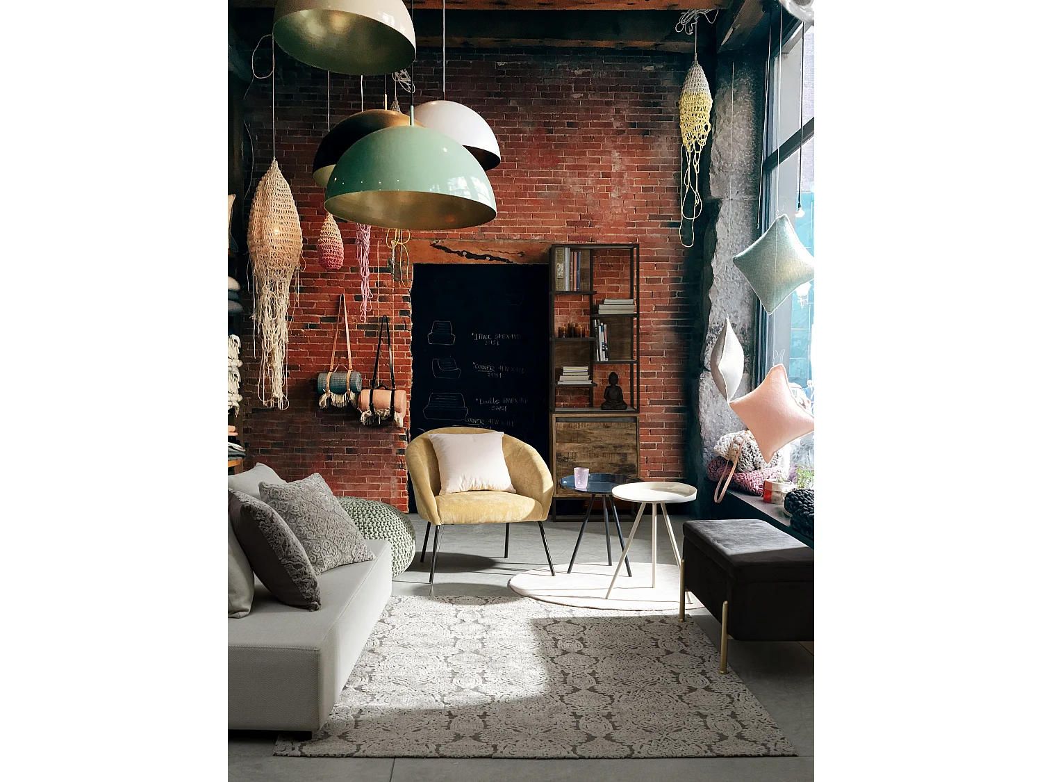 Banc coffre velours noir et pieds doré Inora 110cm