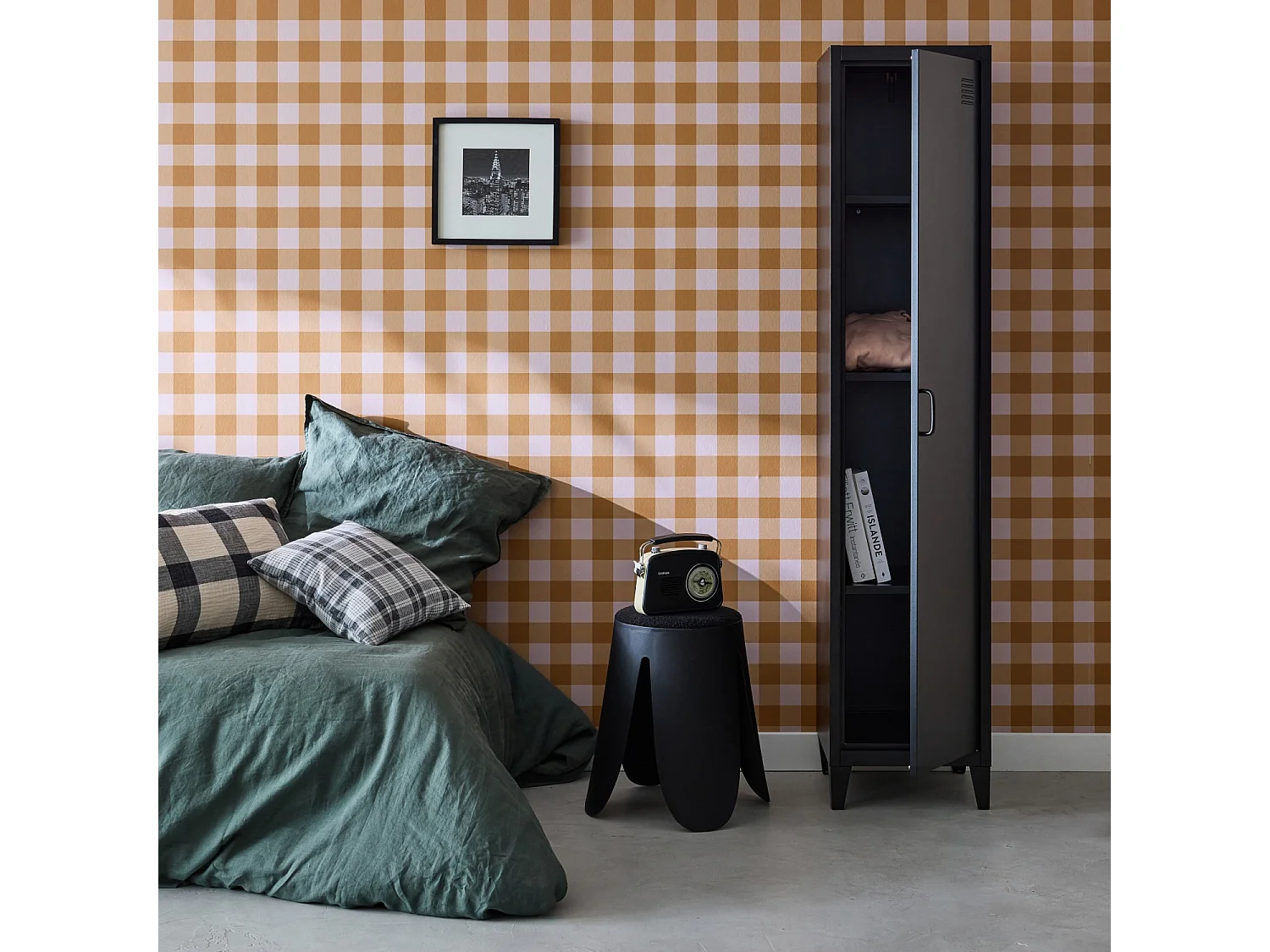 Armoire chambre en acier noir. 4 espaces de rangement. casier