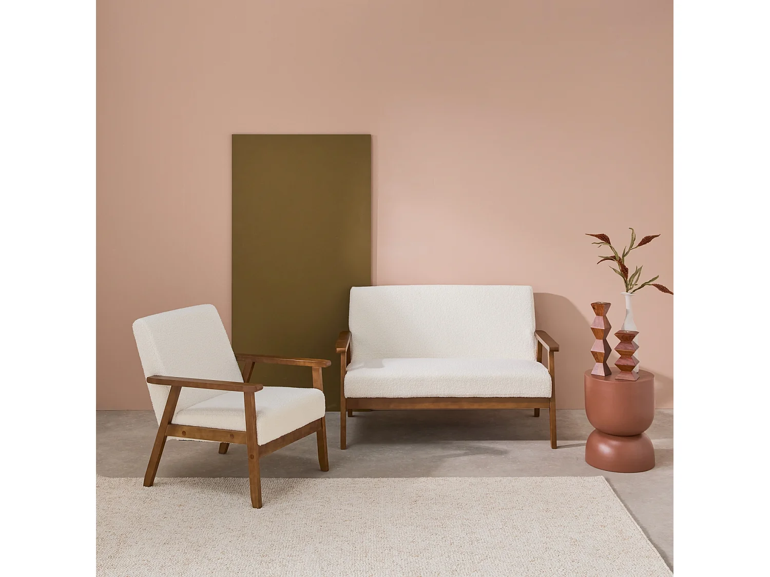 Sofá y sillón 2 plazas en tejido borreguito, patas teñidas nogal claro