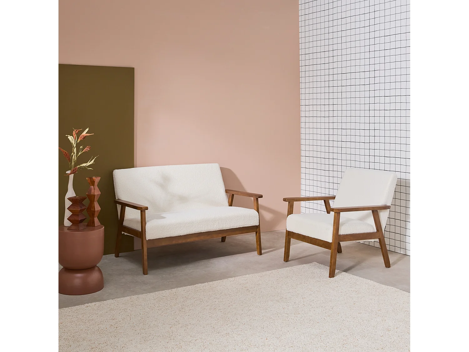 Sofá y sillón 2 plazas en tejido borreguito, patas teñidas nogal claro