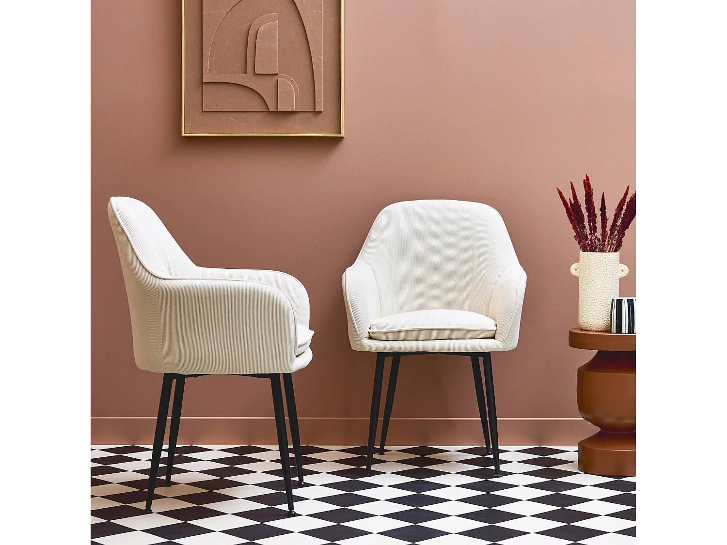 Lot de 2 fauteuils en velours côtelé blanc cassé et pieds en métal noir mat. L 57 x P 59 x H 84.5