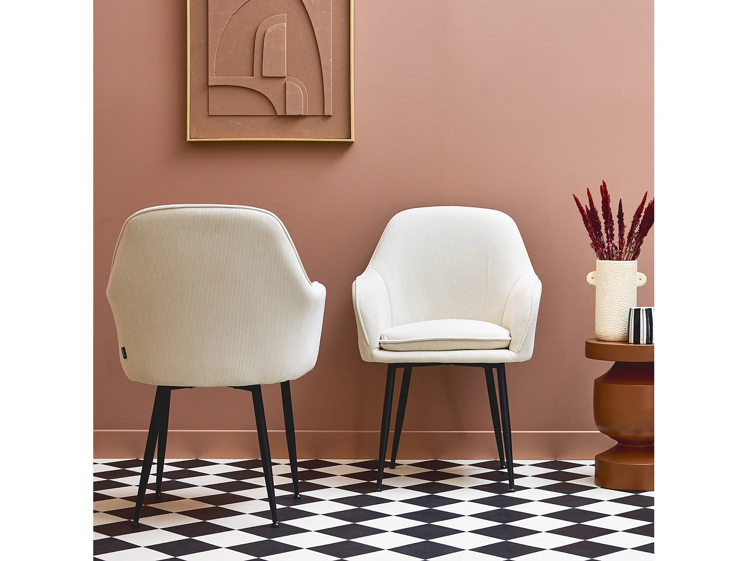 Lot de 2 fauteuils en velours côtelé blanc cassé et pieds en métal noir mat. L 57 x P 59 x H 84.5