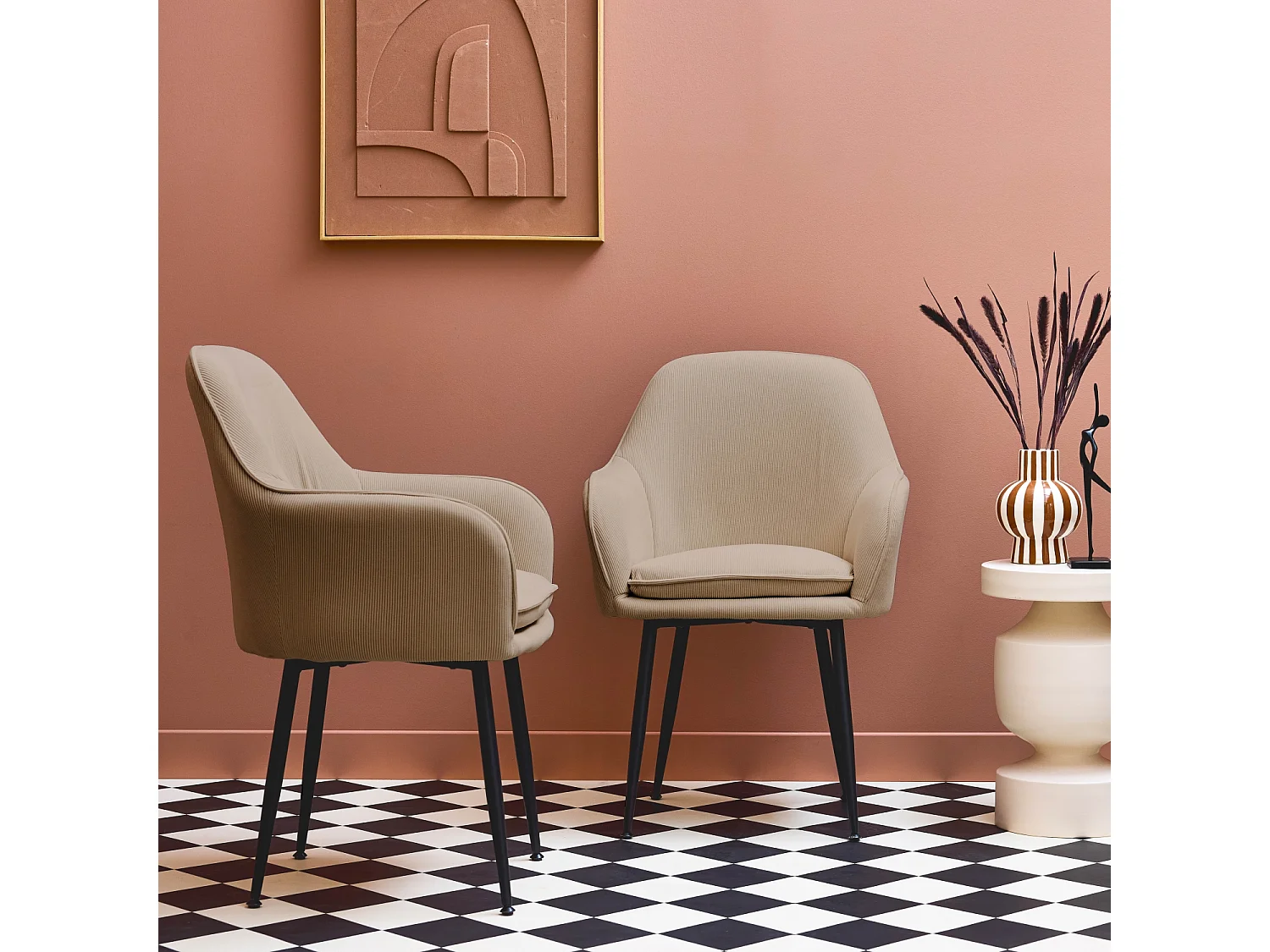 Lot de 2 fauteuils en velours côtelé beige et pieds en métal noir mat. L 57 x P 59 x H 84.5