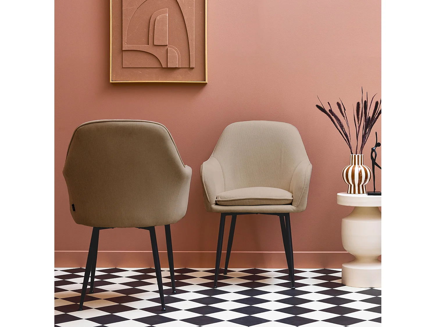 Lot de 2 fauteuils en velours côtelé beige et pieds en métal noir mat. L 57 x P 59 x H 84.5