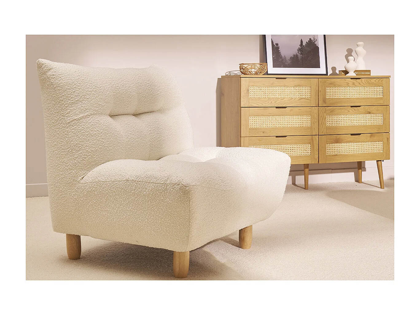 Fauteuil scandinave en tissu effet laine bouclée blanc et bois clair YUMI