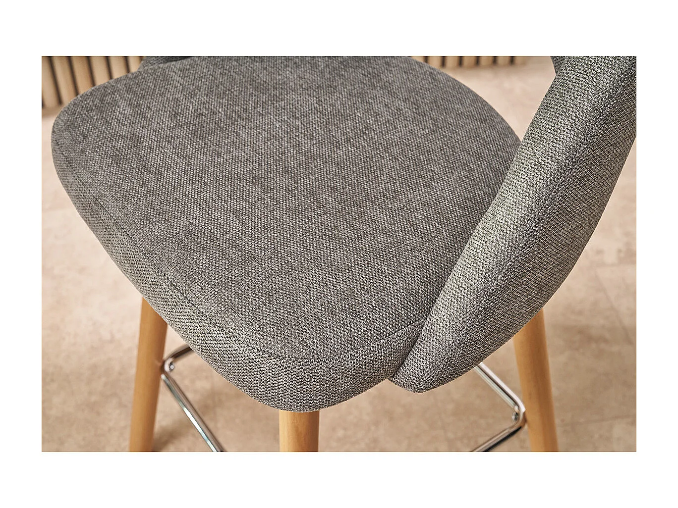 Skandinavische Barhocker aus grauem Stoff mit Samteffekt und massivem Hevea H65 cm (2er-Set) COSETTE