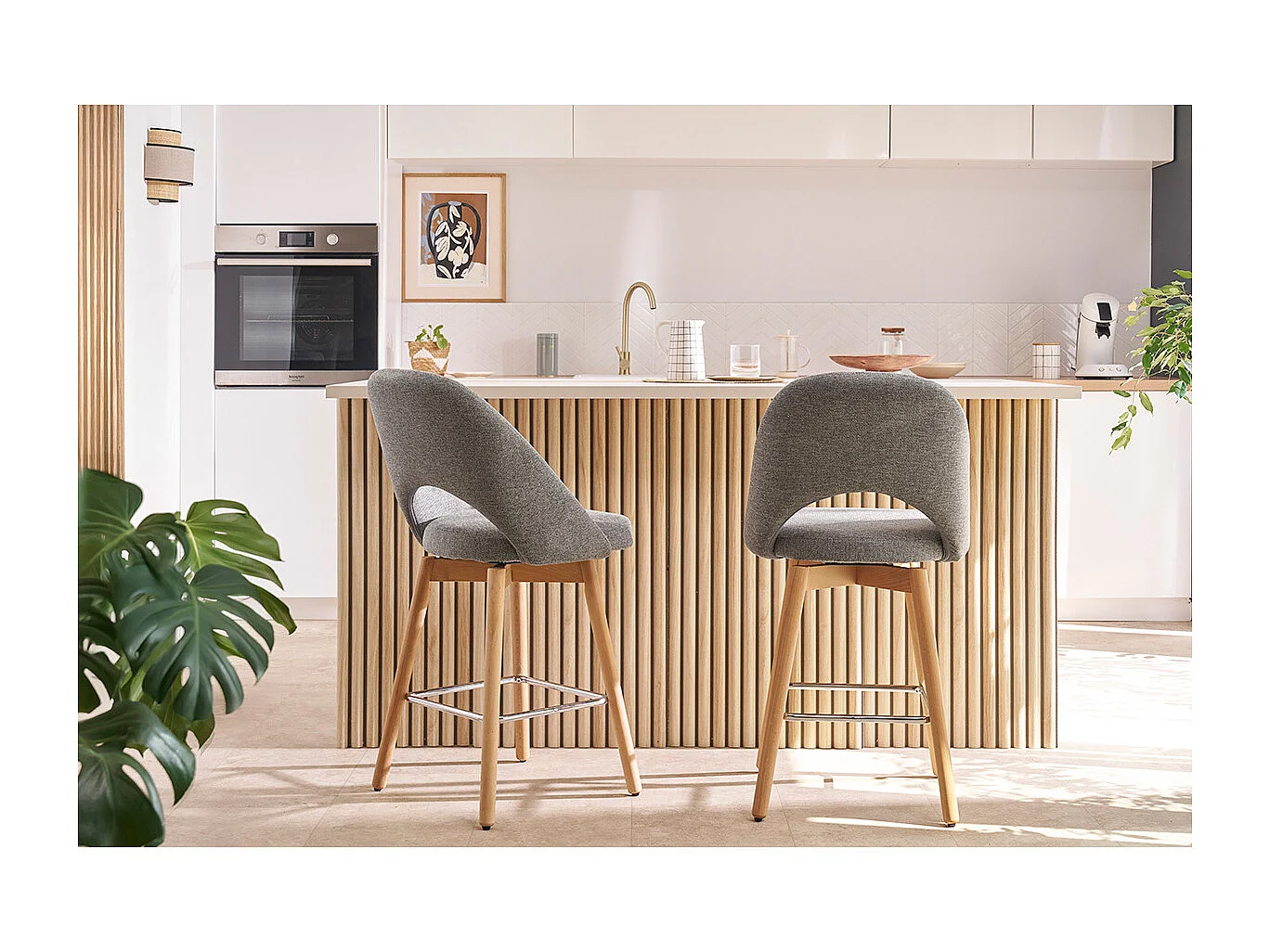 Skandinavische Barhocker aus beigem Stoff mit Samteffekt und massivem Hevea H65 cm (2er-Set) COSETTE