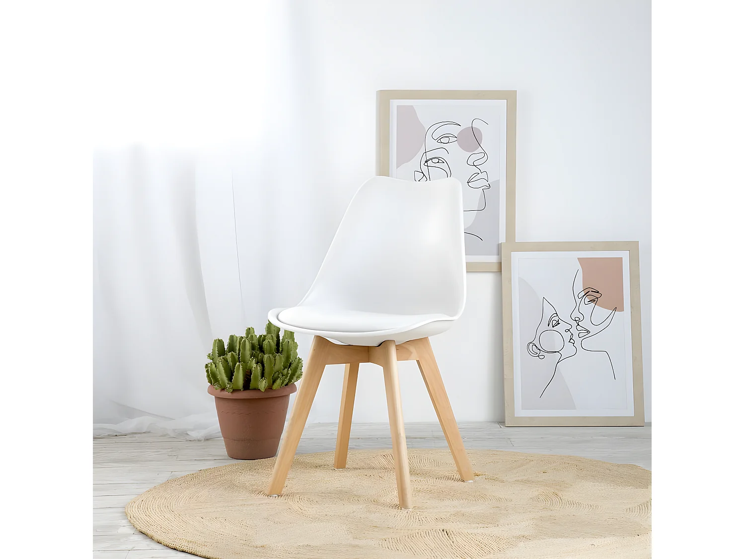 Chaise plastique et pieds en bois blanc 48x82