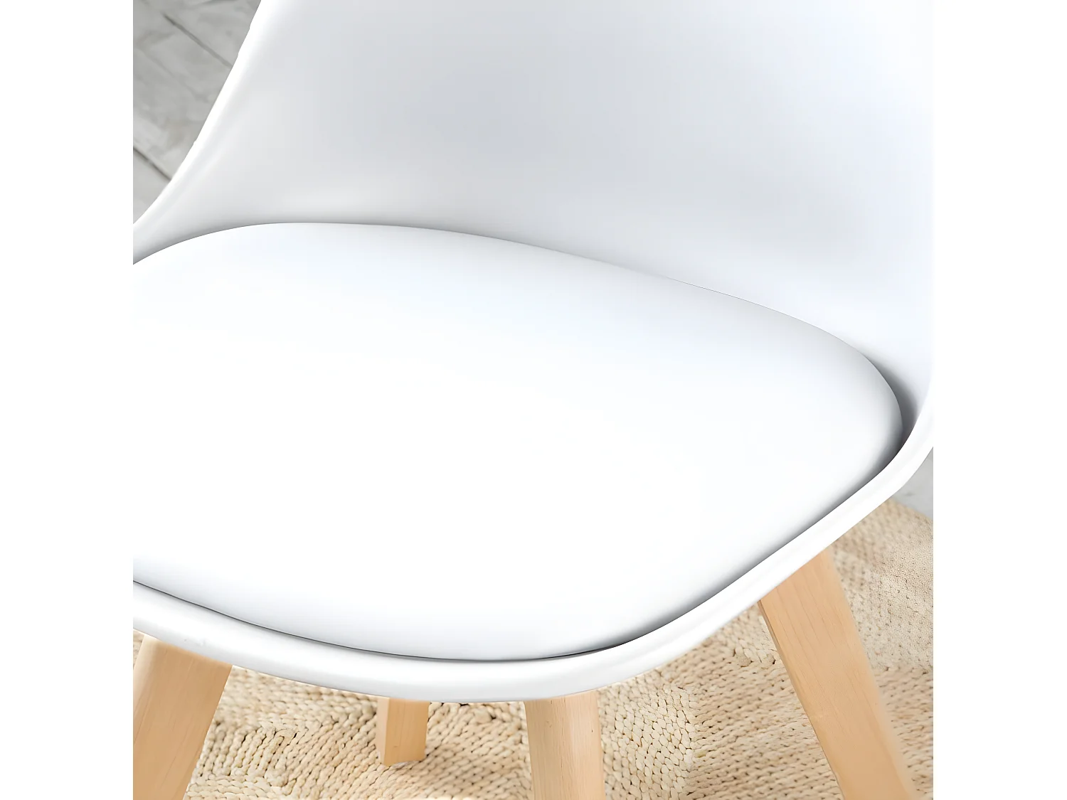 Chaise plastique et pieds en bois blanc 48x82