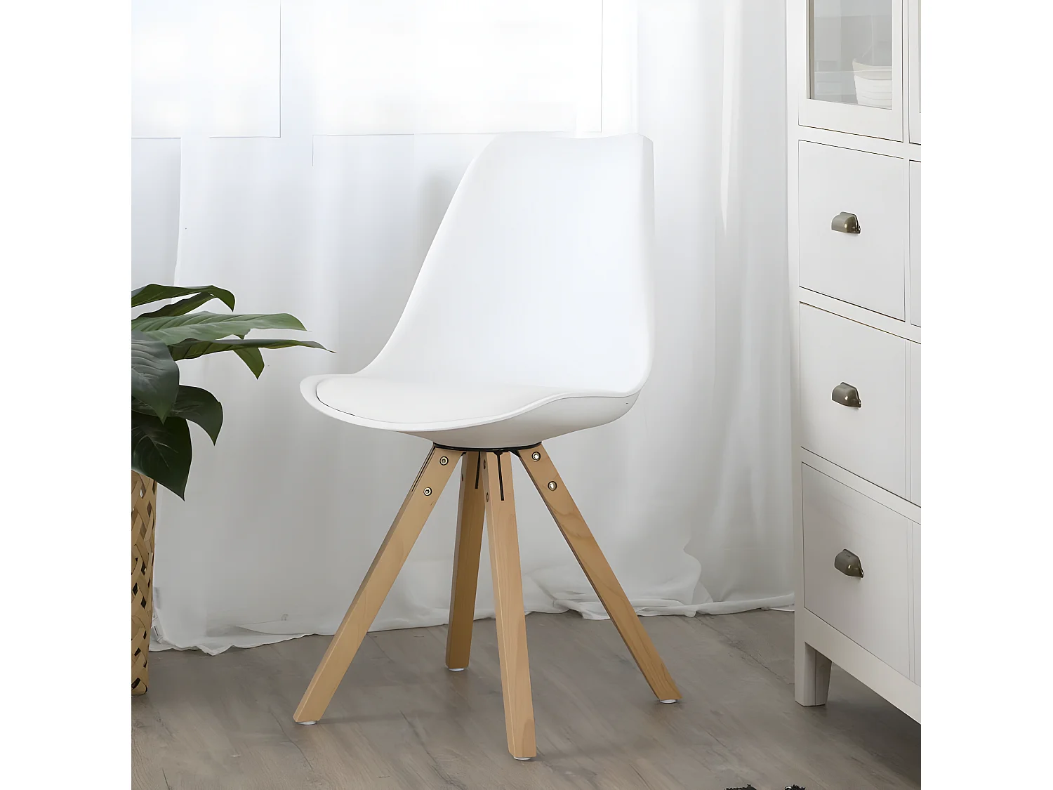 Chaise plastique et pieds en bois blanc 47x80