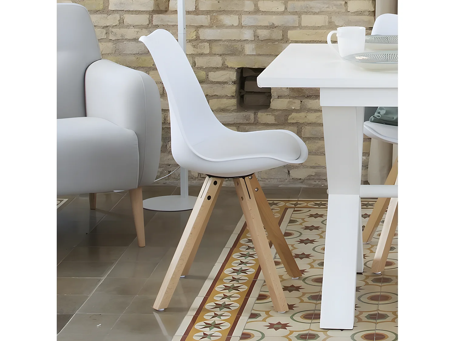 Chaise plastique et pieds en bois blanc 47x80