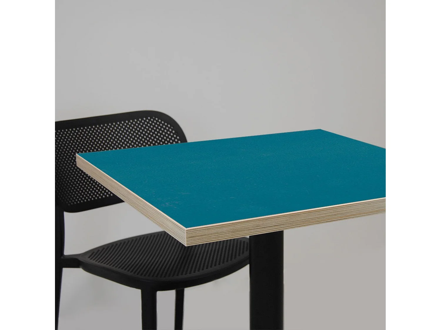 Mesa alta 60 x 60 cm - modelo Bazila cantos de madera azul de Prusia