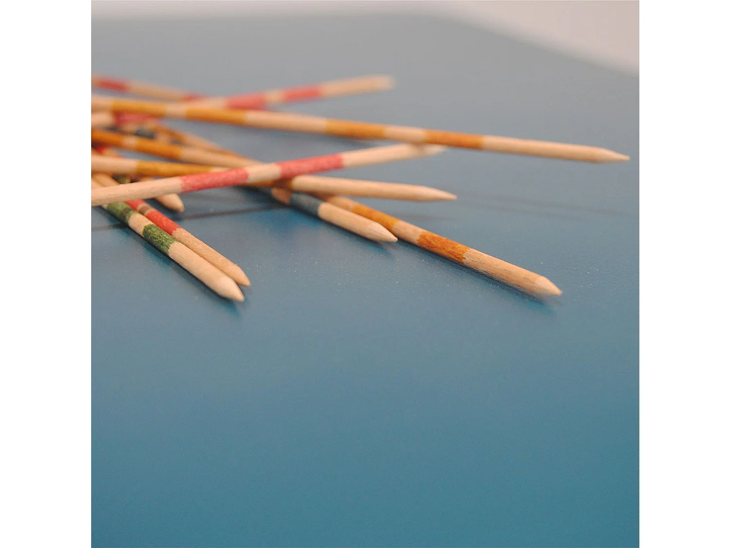 Mange-debout 60 x 60 cm - modèle Bazila bleu prusse chants bois