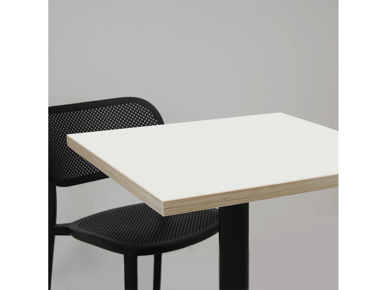 Table 70 x 70 cm - modèle Round pied blanc blanc chants bois