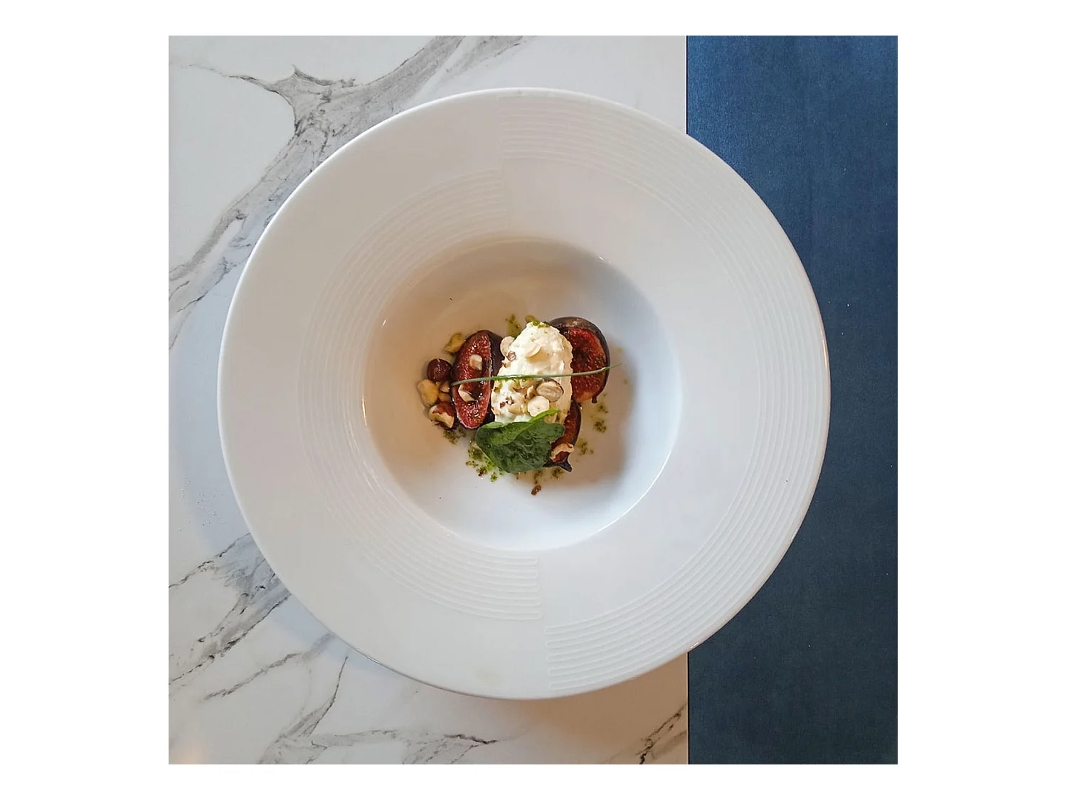 Table 70 x 70 cm - modèle Rome marbre blanc