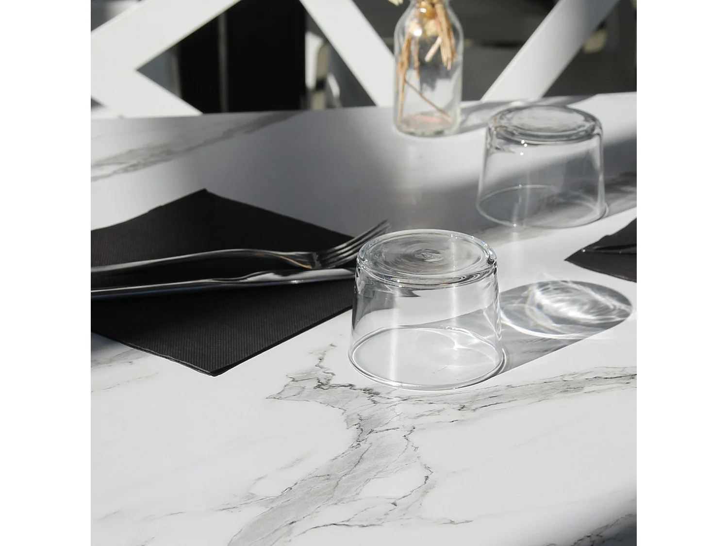 Table 70 x 70 cm - modèle Dina marbre blanc