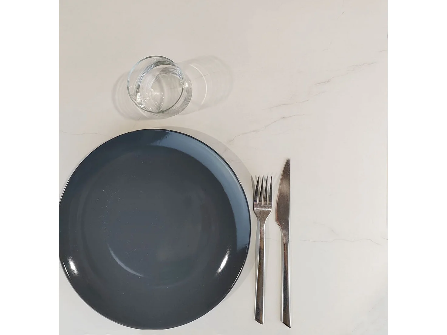 Table 70 x 70 cm - modèle Milan marbre paros