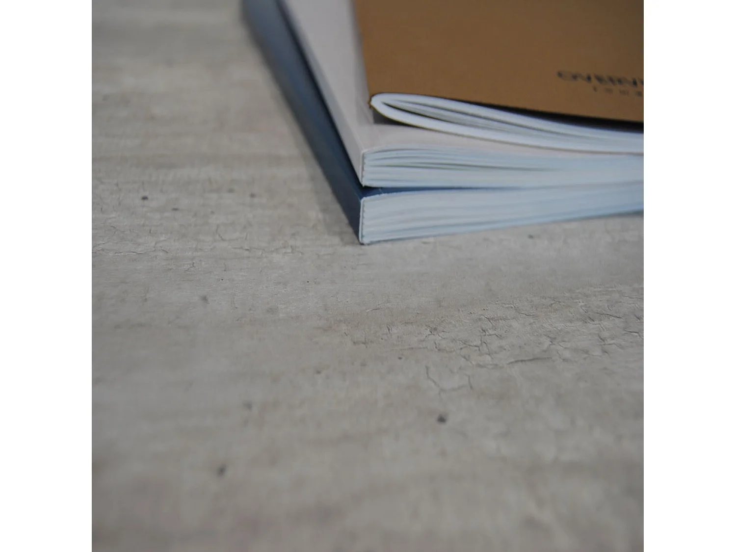 Table ronde Ø 80 cm - modèle Bazila béton naturel