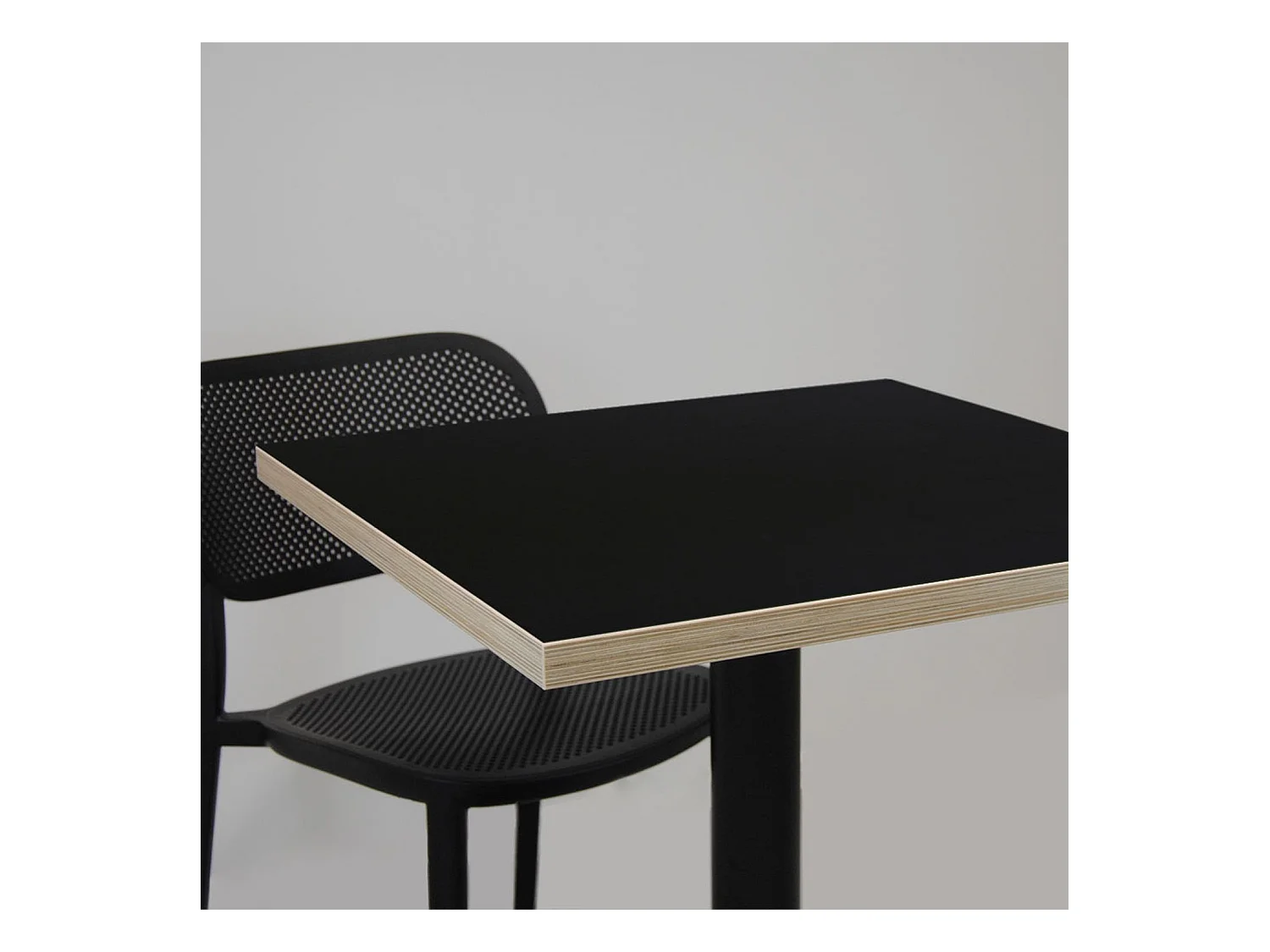 Table 70 x 70 cm - modèle Round noir chants bois