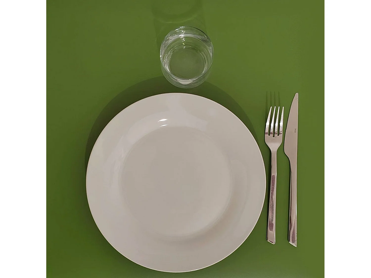 Table 70 x 70 cm - modèle Bazila vert chants bois