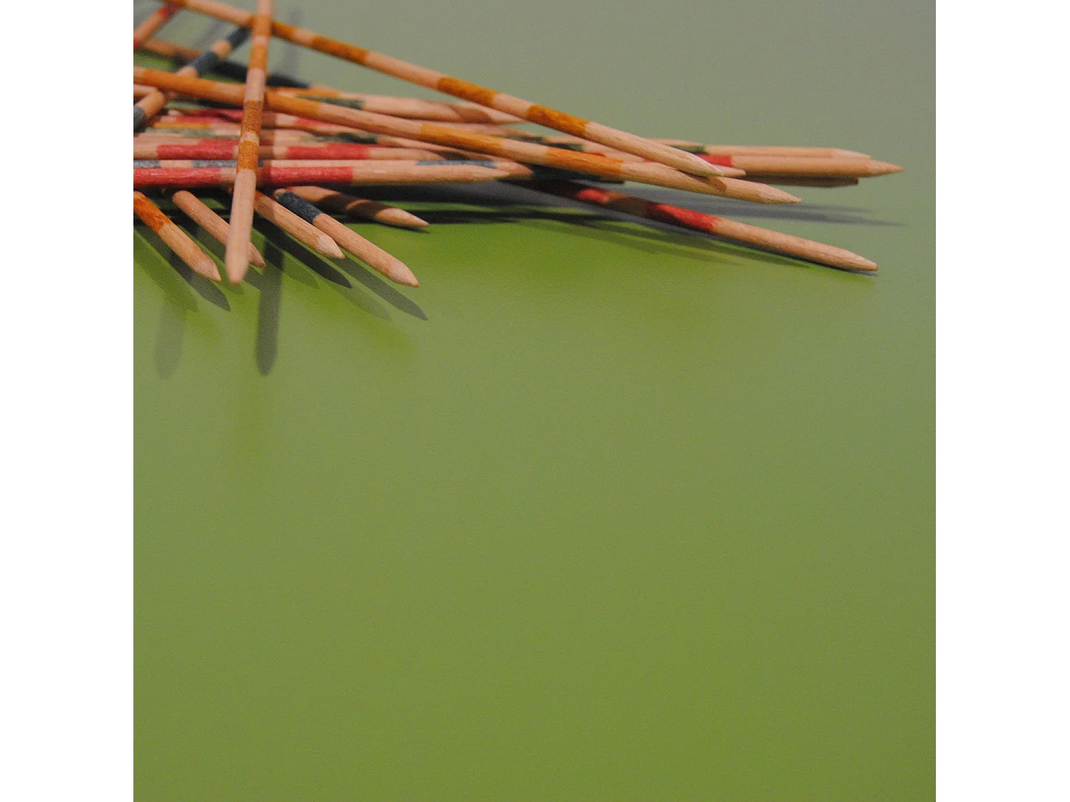 Table 70 x 70 cm - modèle Bazila vert chants bois