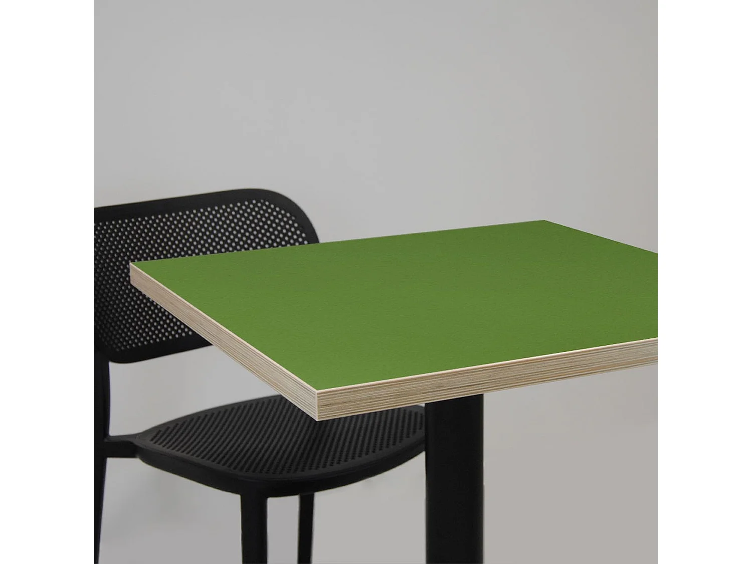 Table 70 x 70 cm - modèle Bazila vert chants bois