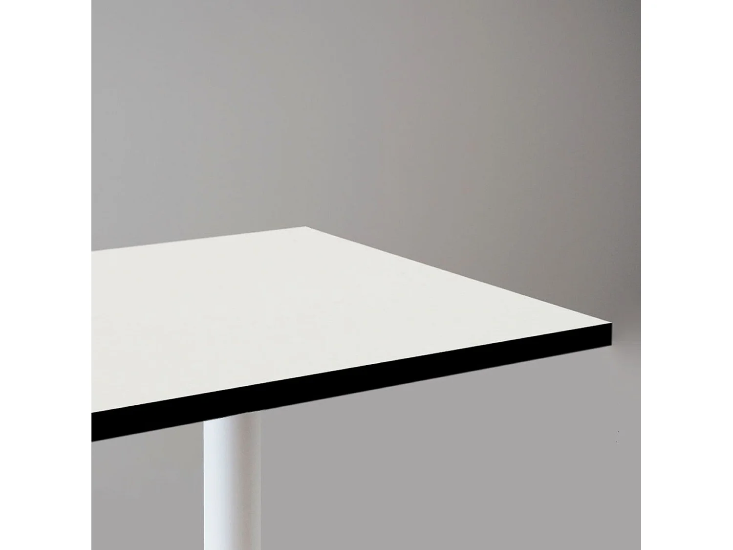 Table 70 x 70 cm - modèle Round pied blanc blanc chants noir