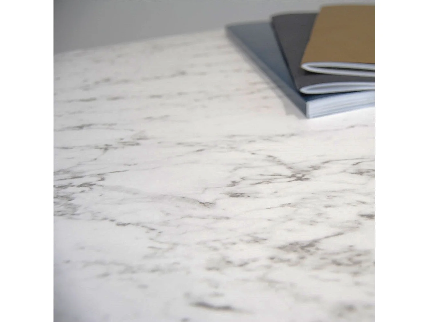 Table 70 x 70 cm - modèle Milan marbre calacatta chants laiton