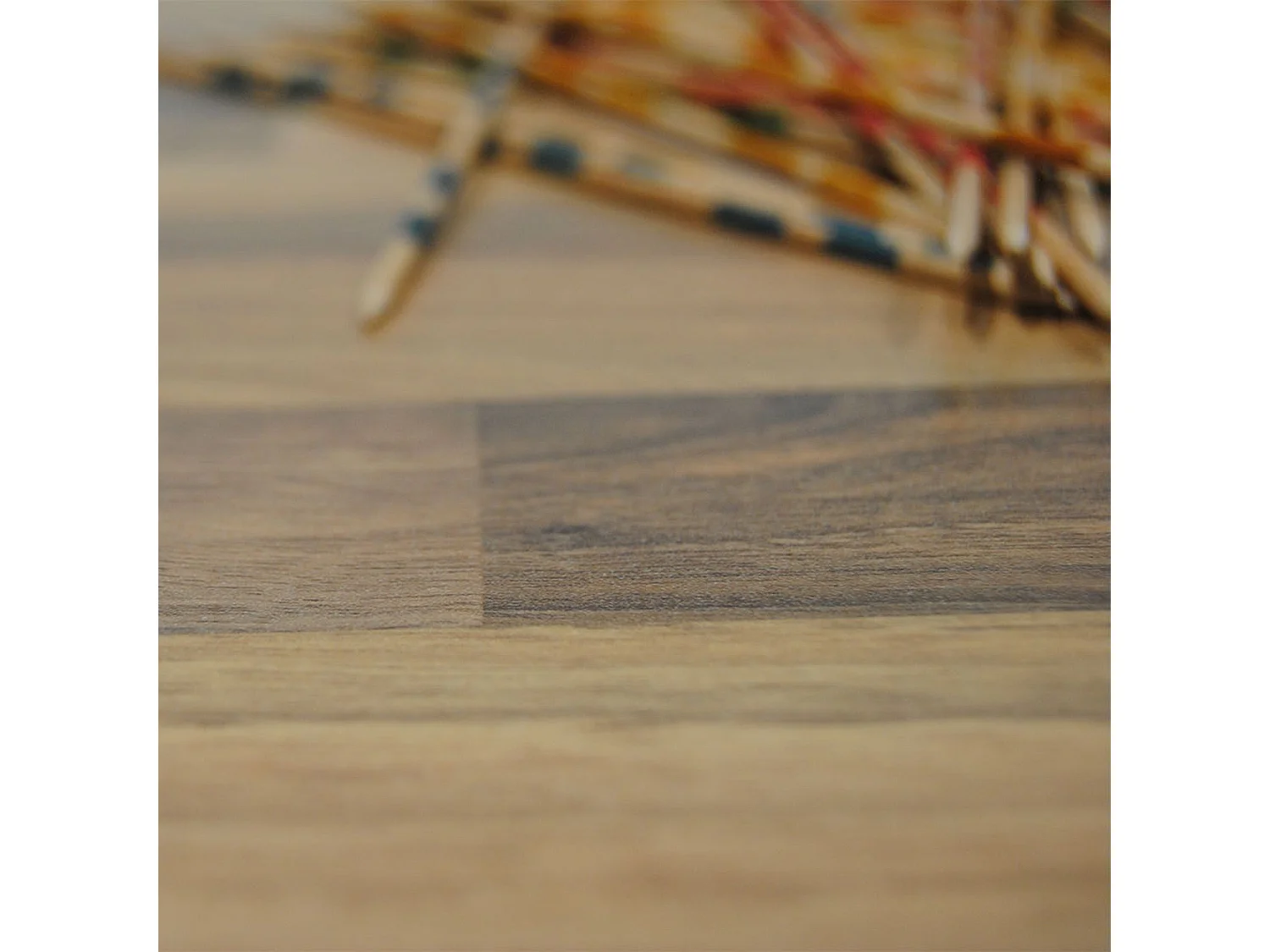 Table 70 x 70 cm - modèle Milan T noyer lamellé