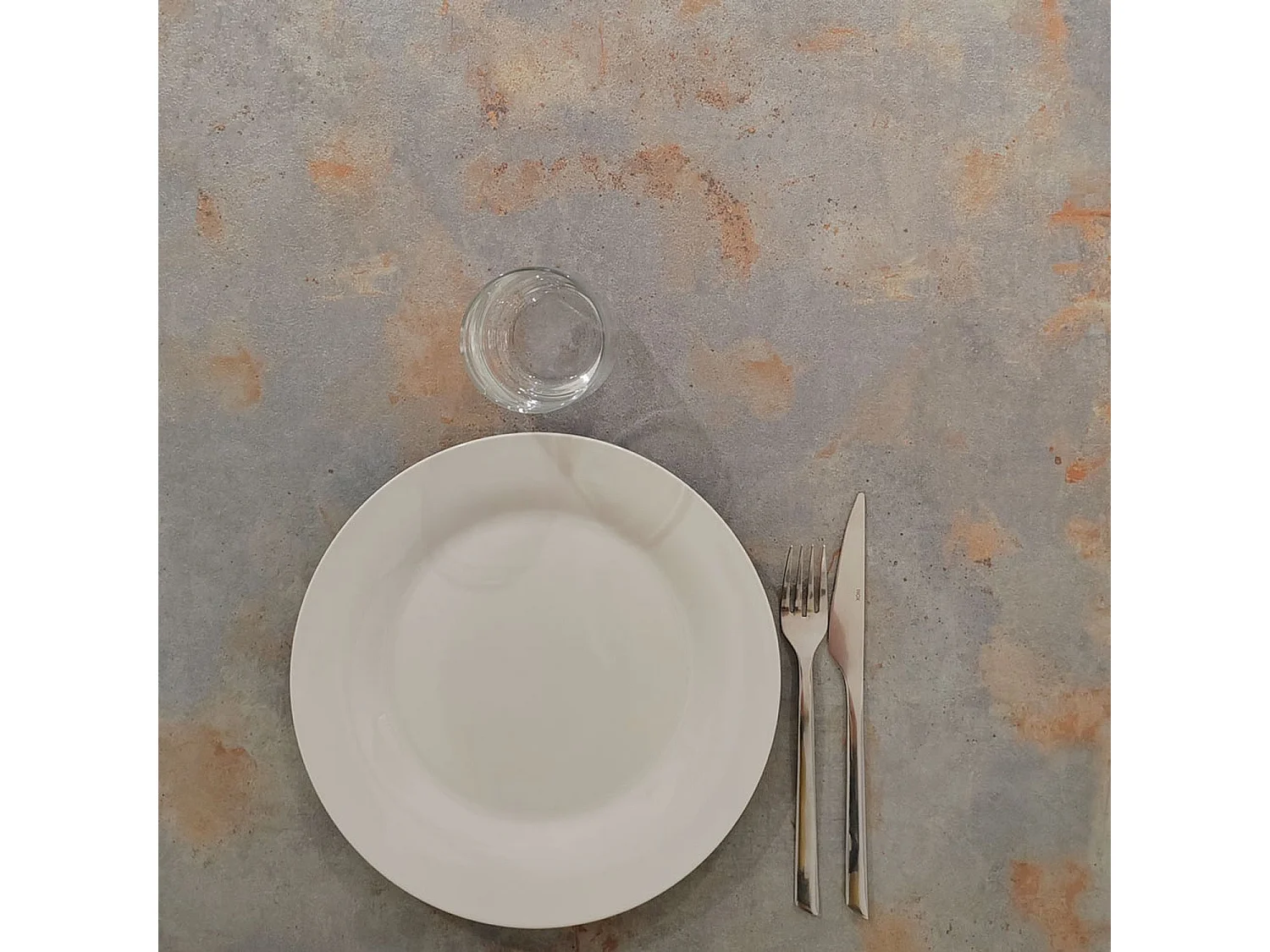 Table ronde Ø 80 cm - modèle Bazila gris rouille