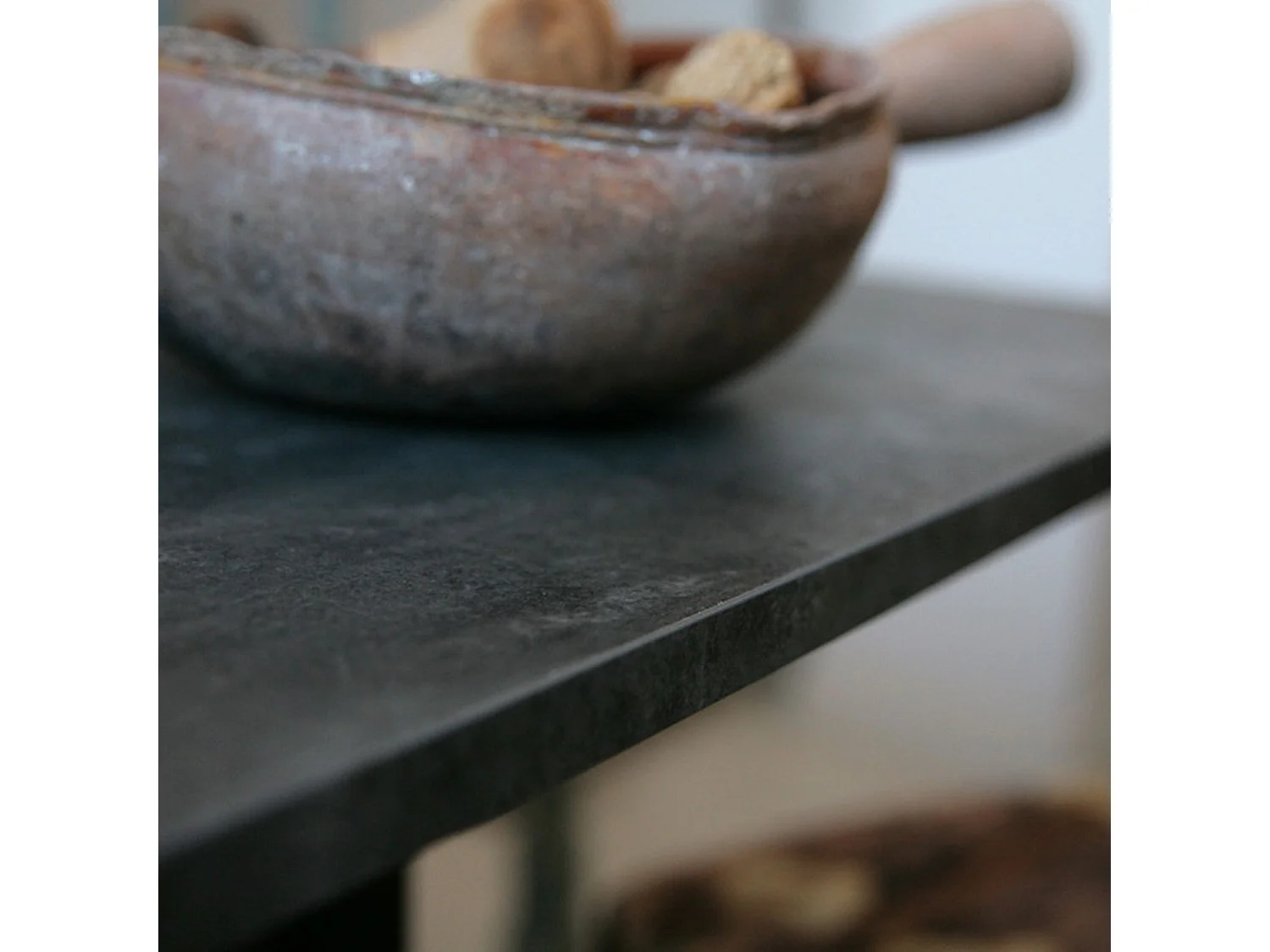 Table 70 x 70 cm - modèle Dina pierre métallisée