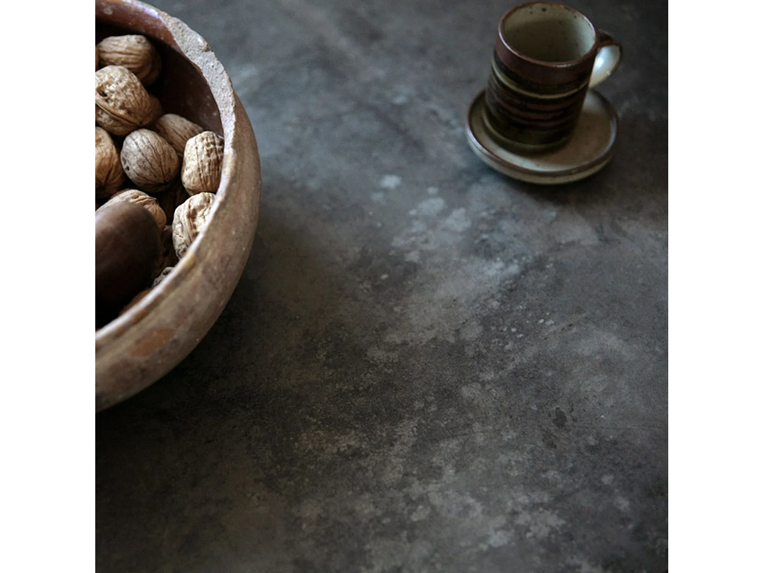 Table 70 x 70 cm - modèle Dina pierre métallisée