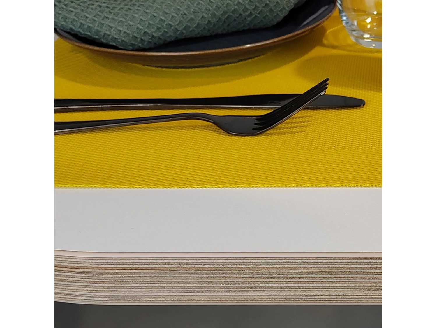 Table 70 x 70 cm - modèle Rome blanc avec chants bois