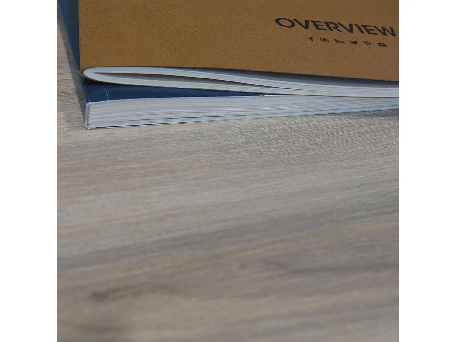 Table 70 x 70 cm - modèle Round pied blanc chêne tages