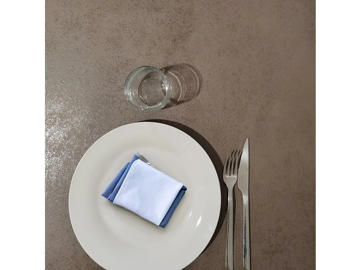 Table 70 x 70 cm - modèle Dina bronze oxydé