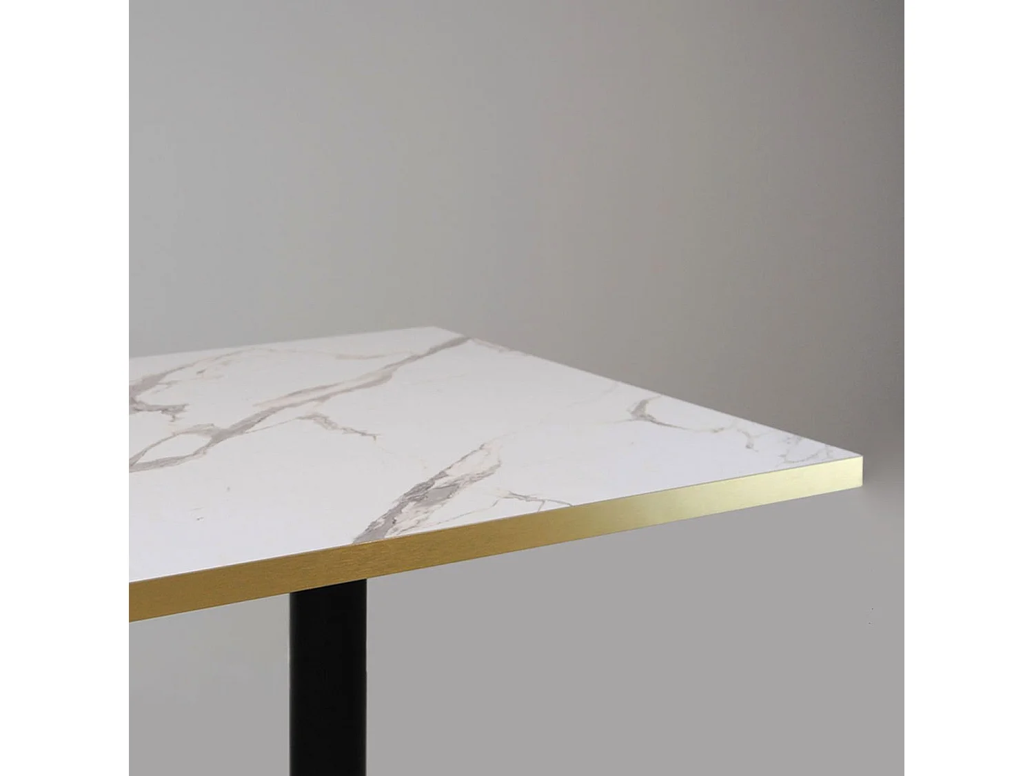 Table 70 x 70 cm - modèle MilanT marbre blanc chants laiton