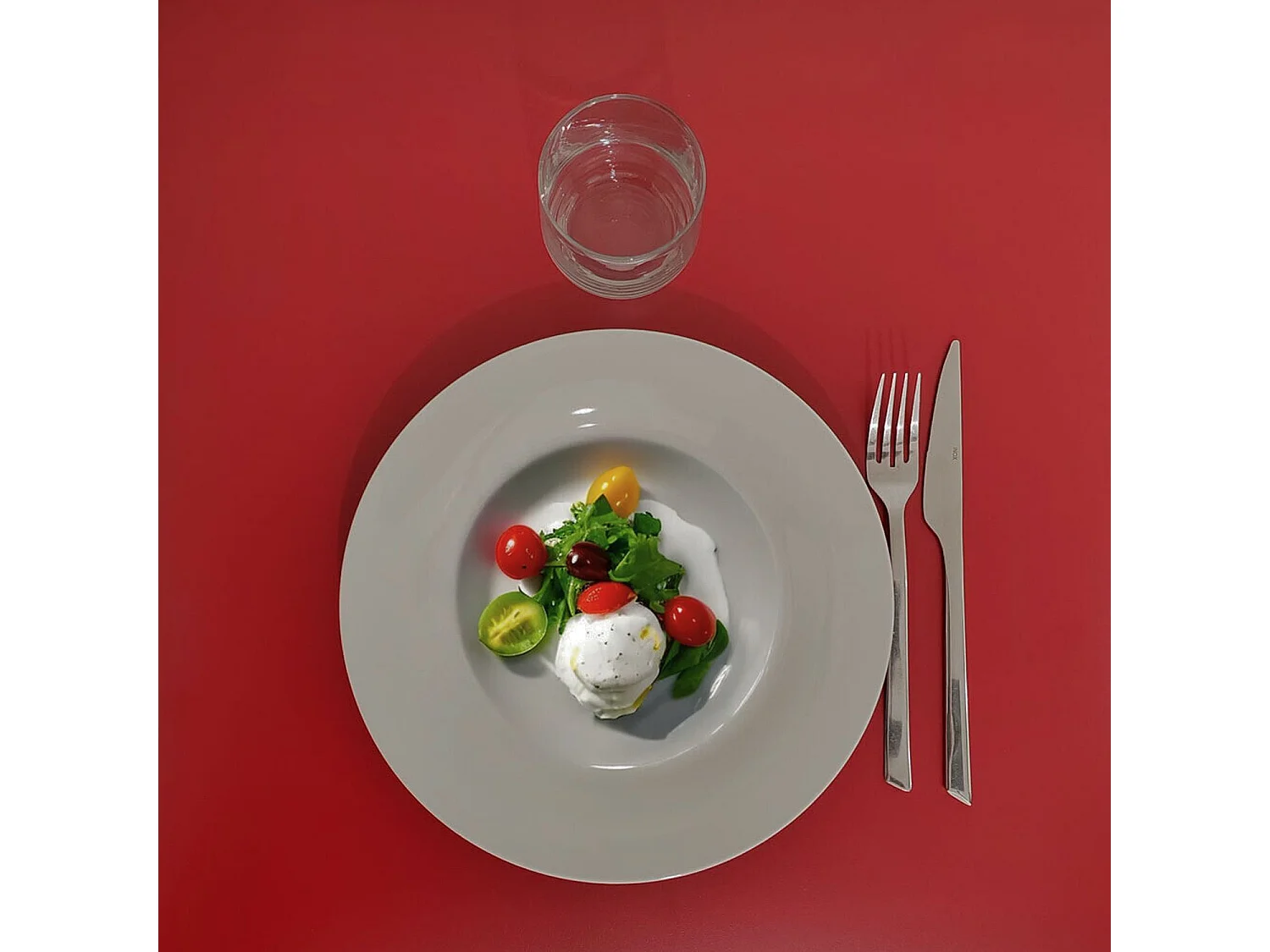 Table 70 x 70 cm - modèle Dina rouge uni