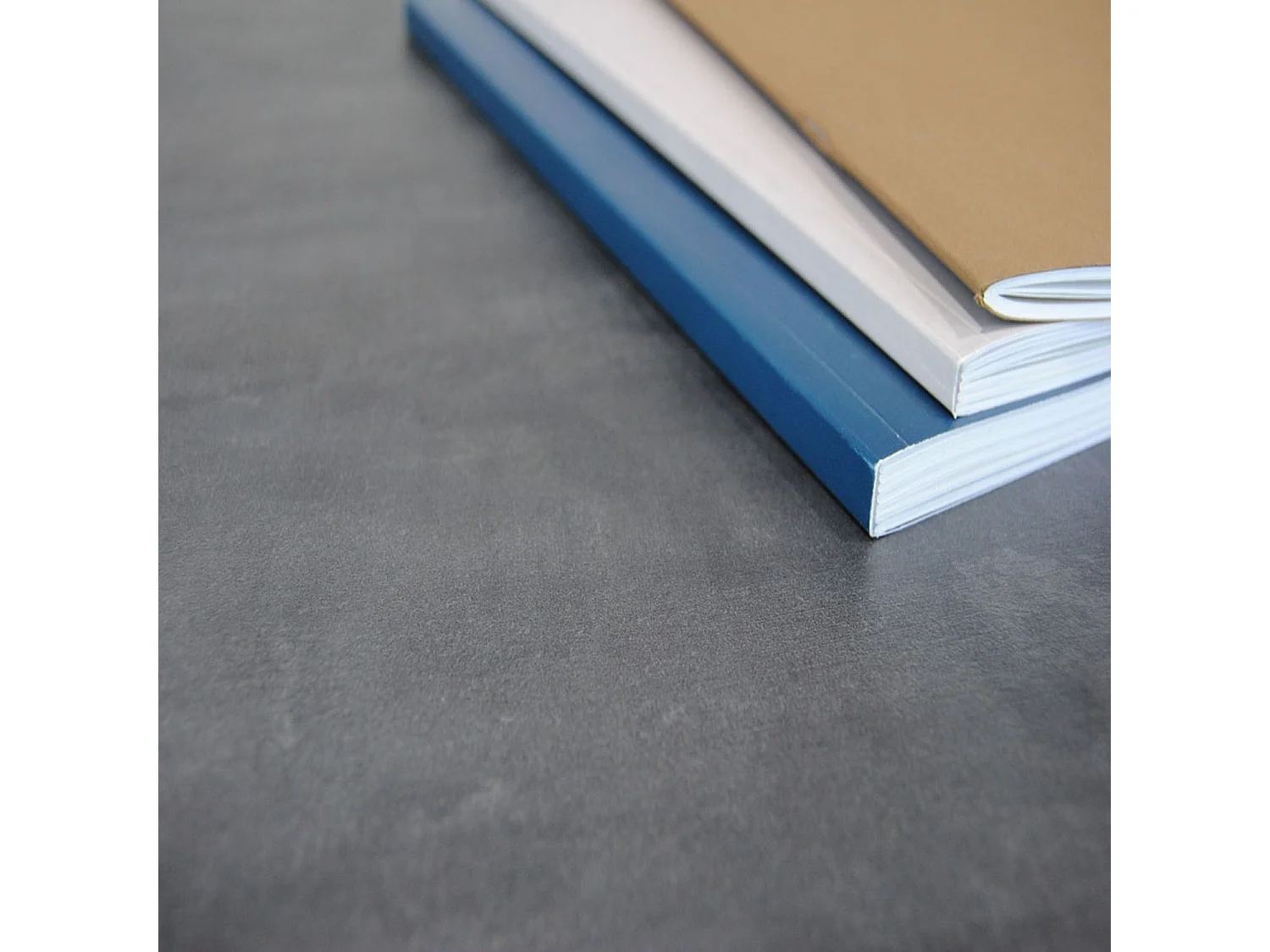 Table 70 x 70 cm - modèle Round pied blanc ardoise métallisée