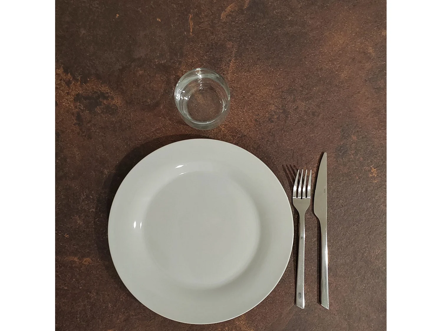 Table 70 x 70 cm - modèle Bazila rouille roc