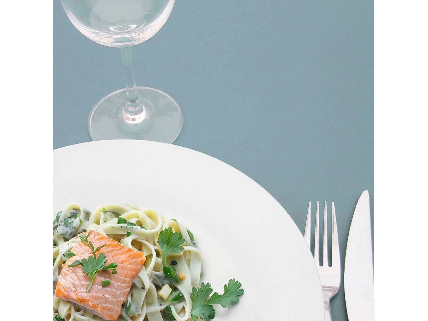 Mesa alta 60 x 60 cm - modelo Bazila cedro azul con cantos de madera