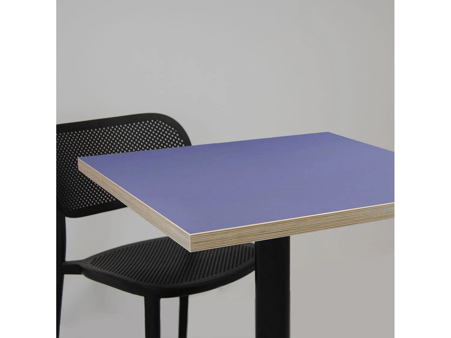 Mesa alta 60 x 60 cm - modelo Bazila nota azul cantos madera