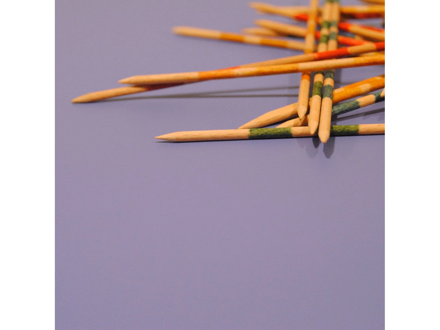 Mesa alta 60 x 60 cm - modelo Bazila nota azul cantos madera