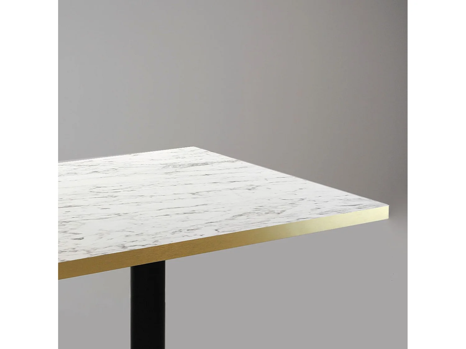 Mesa alta 60 x 60 cm - Milán modelo mármol calacatta con cantos de latón