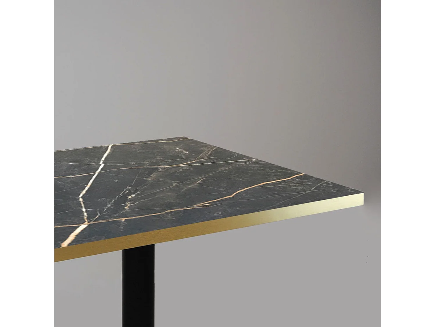 Mesa alta 60 x 60 cm - Milán modelo samas mármol con cantos de latón