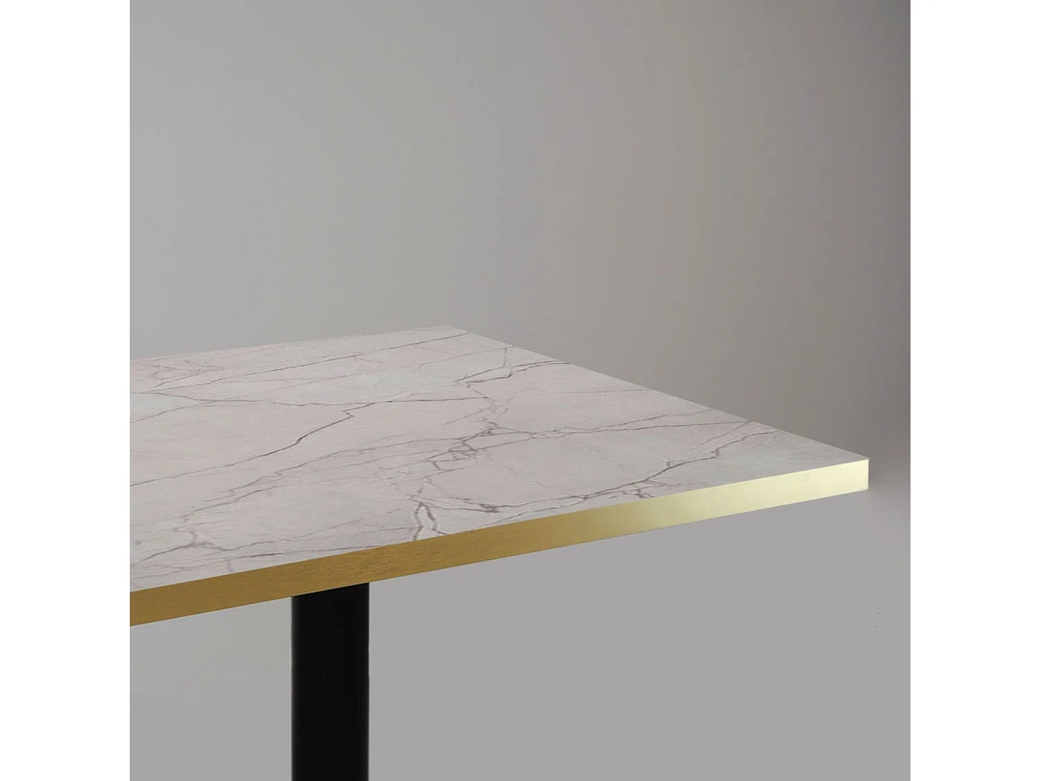 Mesa alta 60 x 60 cm - modelo Milan mármol yule con cantos de latón